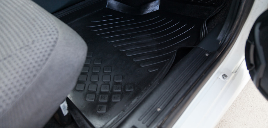 Μαύρα πατάκια αυτοκινήτου λαστιχένια στο εσωτερικό αυτοκινήτου. Θεματική εικόνα για το τι πατάκια αυτοκινήτου να πάρω.