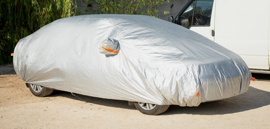 Απεικονίζεται η καλύτερη ηλιοπροστασία αυτοκινήτου. Αυτοκίνητο είναι ολόκληρο καλυμμένο με γκρι κουκούλα.