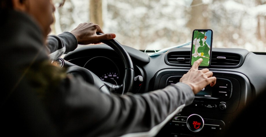 Ένα από τα πιο έξυπνα δώρα για αυτοκίνητο: βάση για κινητό. Οδηγός βλέπει οδηγίες μέσω του GPS του κινητού του.
